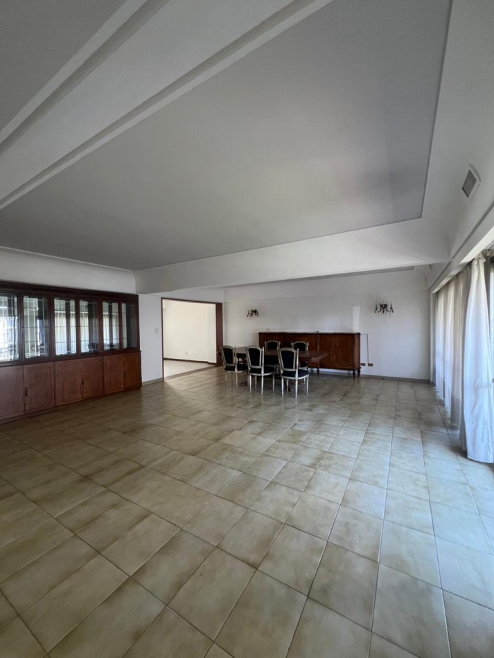 VENTA - SEMIPISO 5 AMBIENTES - DOS COCHERAS - CENTRO