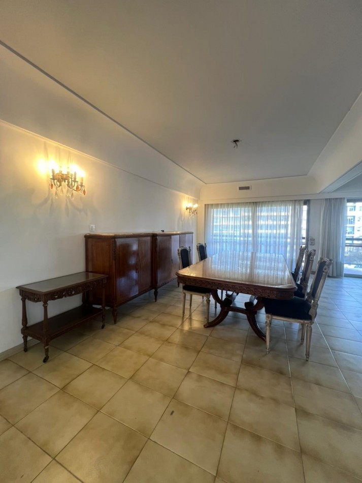 VENTA - SEMIPISO 5 AMBIENTES - DOS COCHERAS - CENTRO