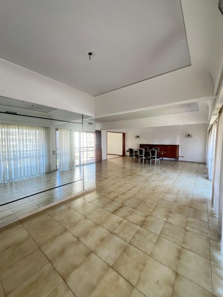 VENTA - SEMIPISO 5 AMBIENTES - DOS COCHERAS - CENTRO