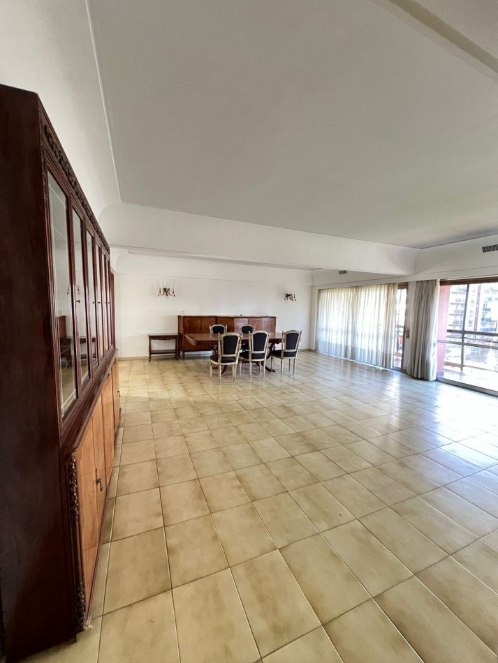 VENTA - SEMIPISO 5 AMBIENTES - DOS COCHERAS - CENTRO