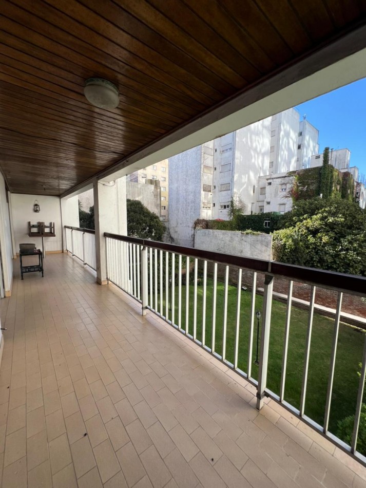 VENTA - SEMIPISO 5 AMBIENTES - DOS COCHERAS - CENTRO