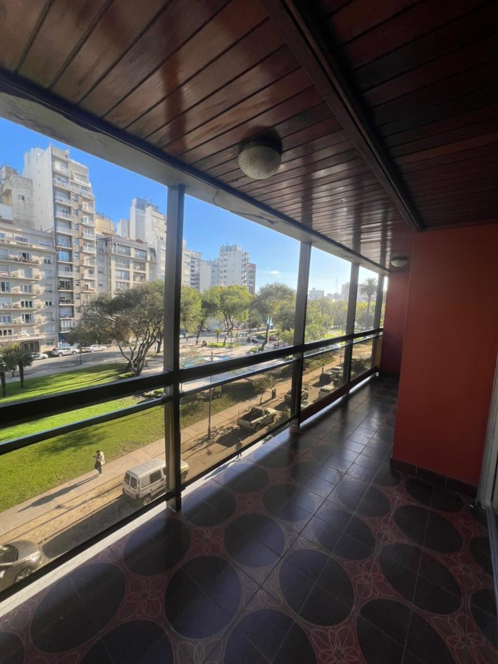 VENTA - SEMIPISO 5 AMBIENTES - DOS COCHERAS - CENTRO