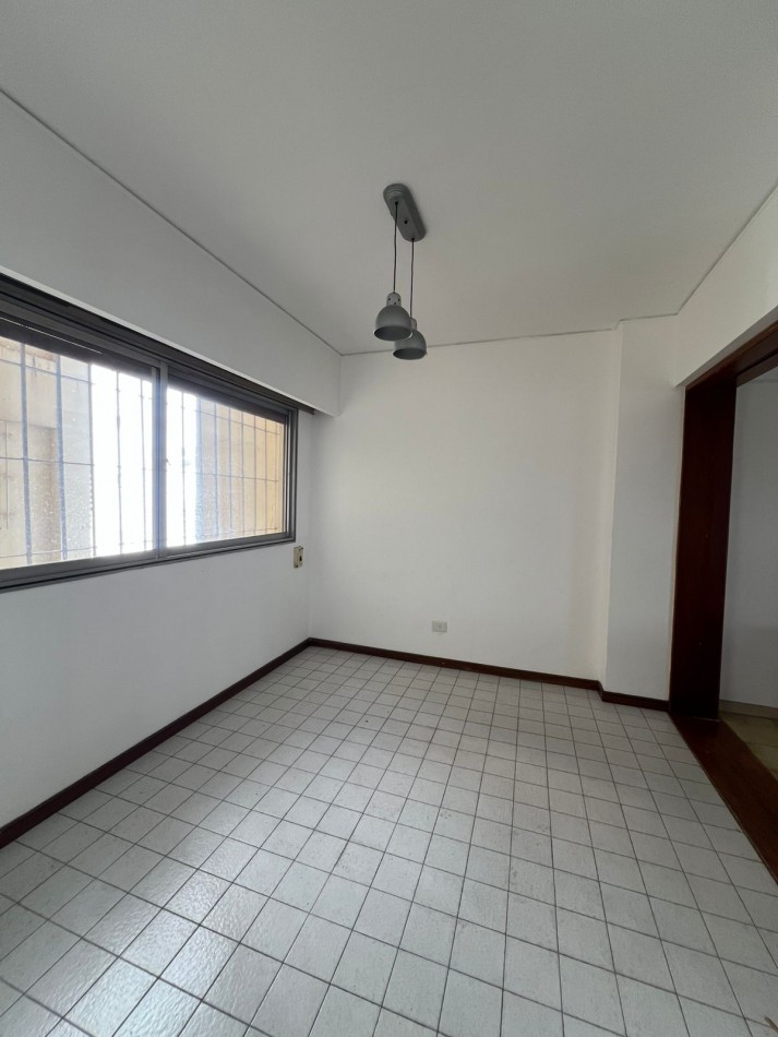 VENTA - SEMIPISO 5 AMBIENTES - DOS COCHERAS - CENTRO