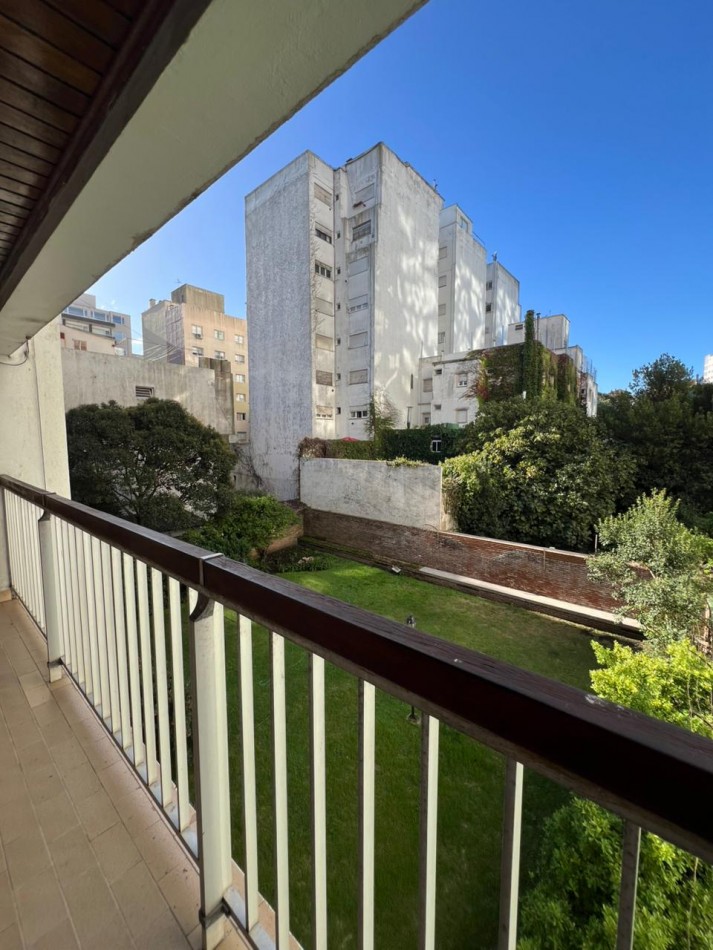 VENTA - SEMIPISO 5 AMBIENTES - DOS COCHERAS - CENTRO