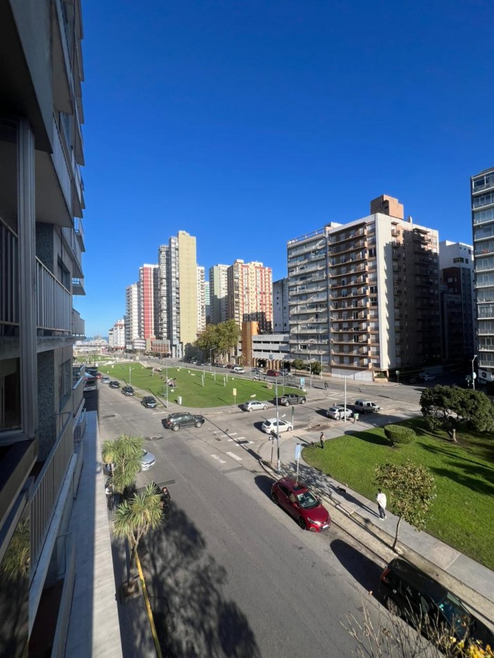 VENTA - SEMIPISO 5 AMBIENTES - DOS COCHERAS - CENTRO