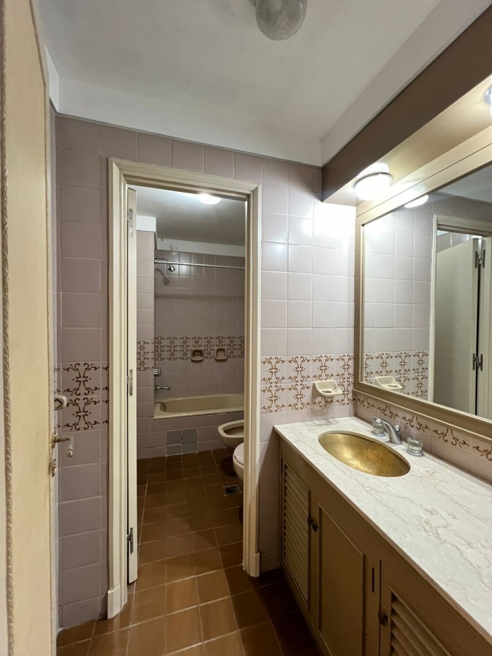 VENTA - SEMIPISO 5 AMBIENTES - DOS COCHERAS - CENTRO