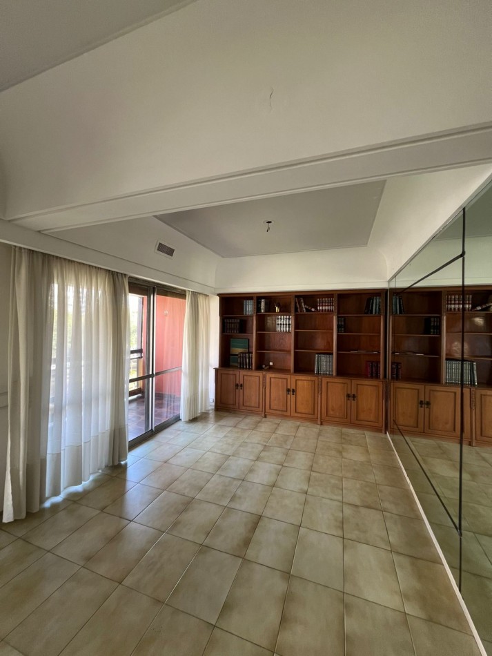 VENTA - SEMIPISO 5 AMBIENTES - DOS COCHERAS - CENTRO