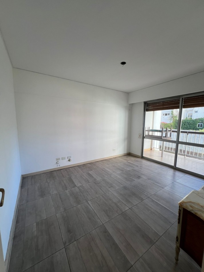 VENTA - SEMIPISO 5 AMBIENTES - DOS COCHERAS - CENTRO