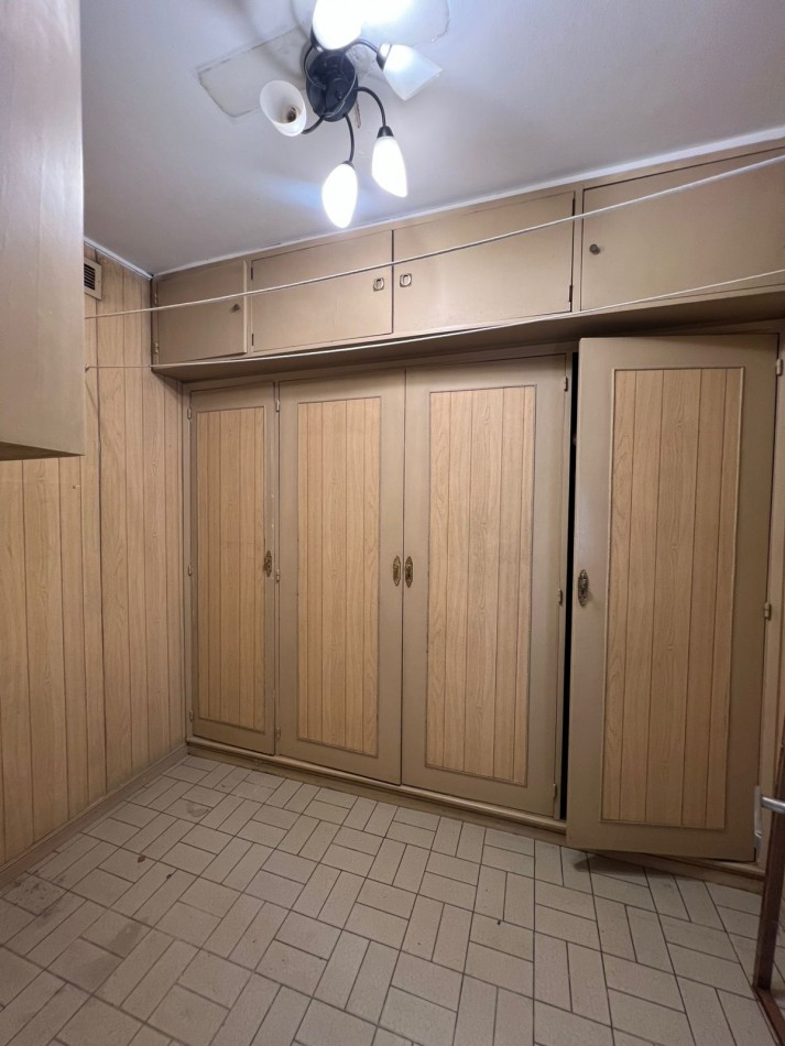 VENTA - SEMIPISO 5 AMBIENTES - DOS COCHERAS - CENTRO