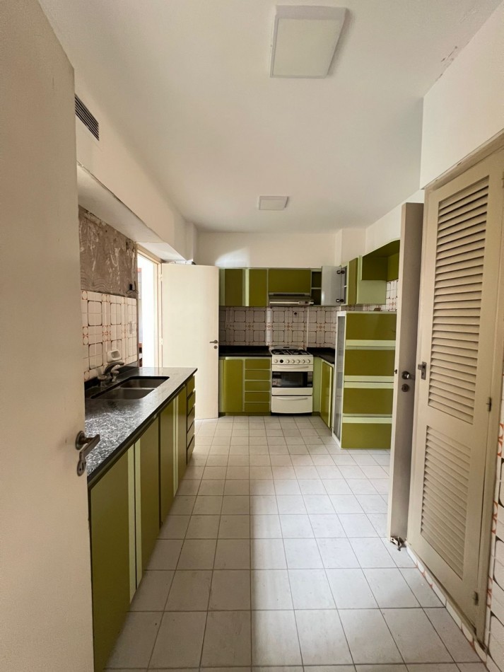 VENTA - SEMIPISO 5 AMBIENTES - DOS COCHERAS - CENTRO