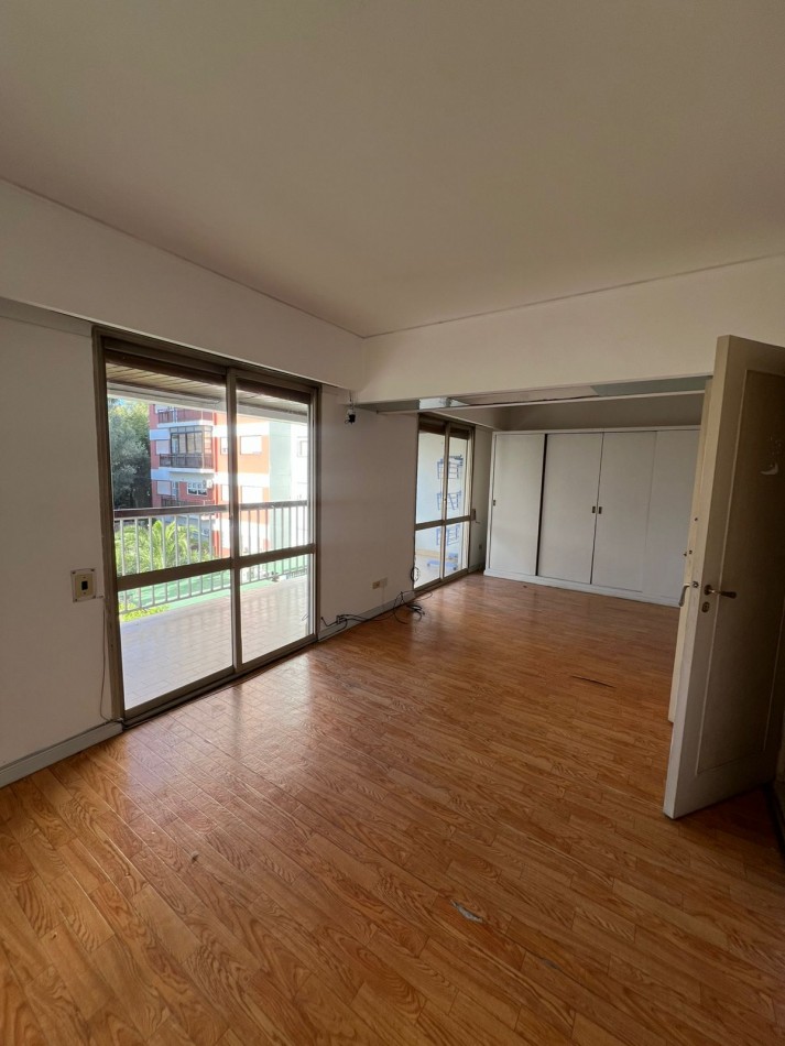 VENTA - SEMIPISO 5 AMBIENTES - DOS COCHERAS - CENTRO