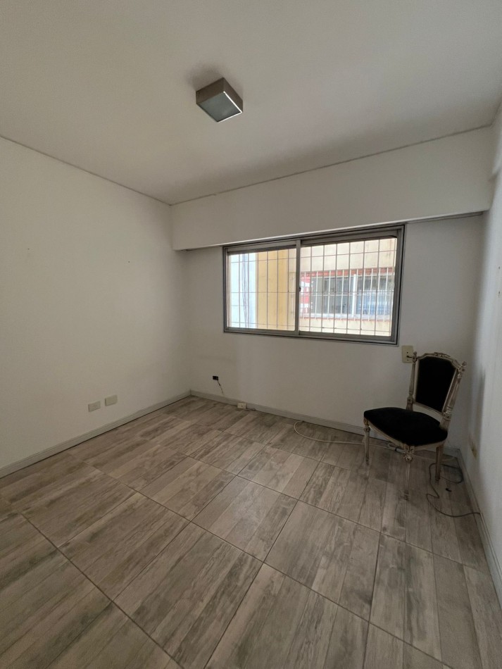 VENTA - SEMIPISO 5 AMBIENTES - DOS COCHERAS - CENTRO