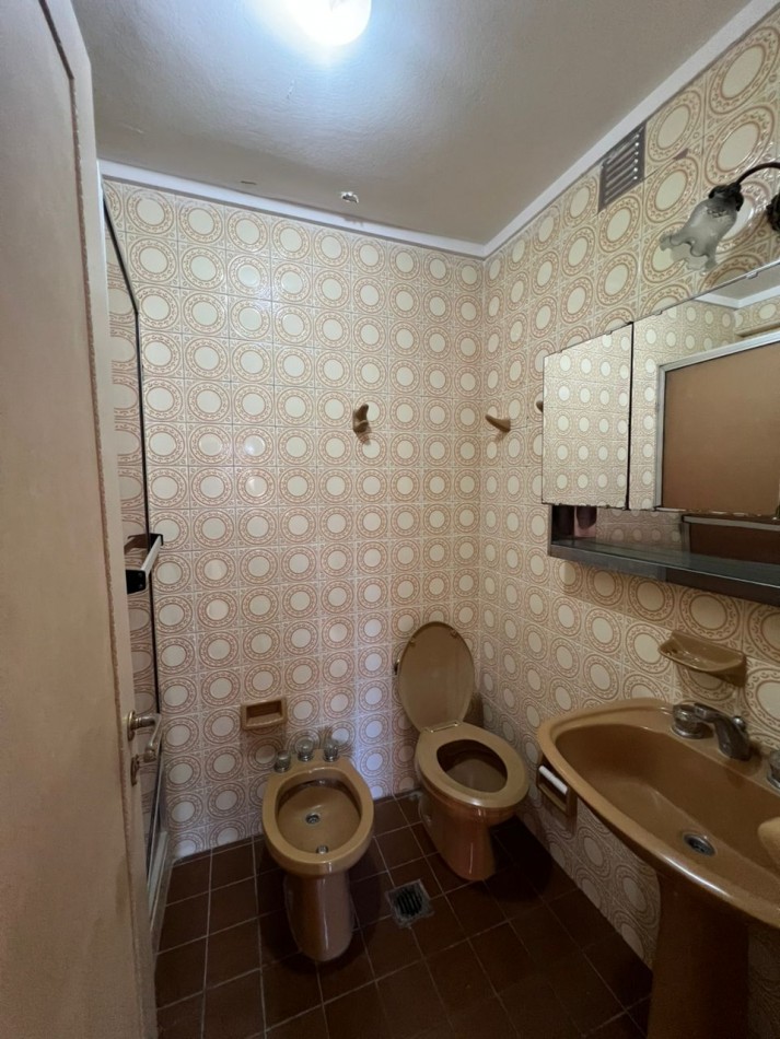 VENTA - SEMIPISO 5 AMBIENTES - DOS COCHERAS - CENTRO