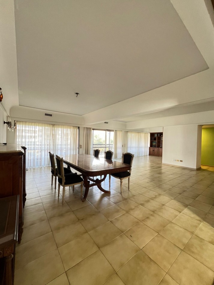 VENTA - SEMIPISO 5 AMBIENTES - DOS COCHERAS - CENTRO