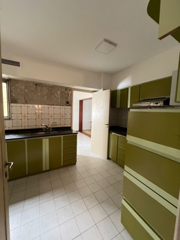 VENTA - SEMIPISO 5 AMBIENTES - DOS COCHERAS - CENTRO