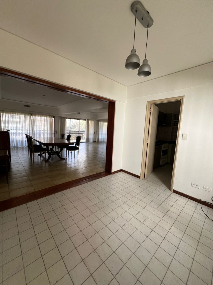 VENTA - SEMIPISO 5 AMBIENTES - DOS COCHERAS - CENTRO