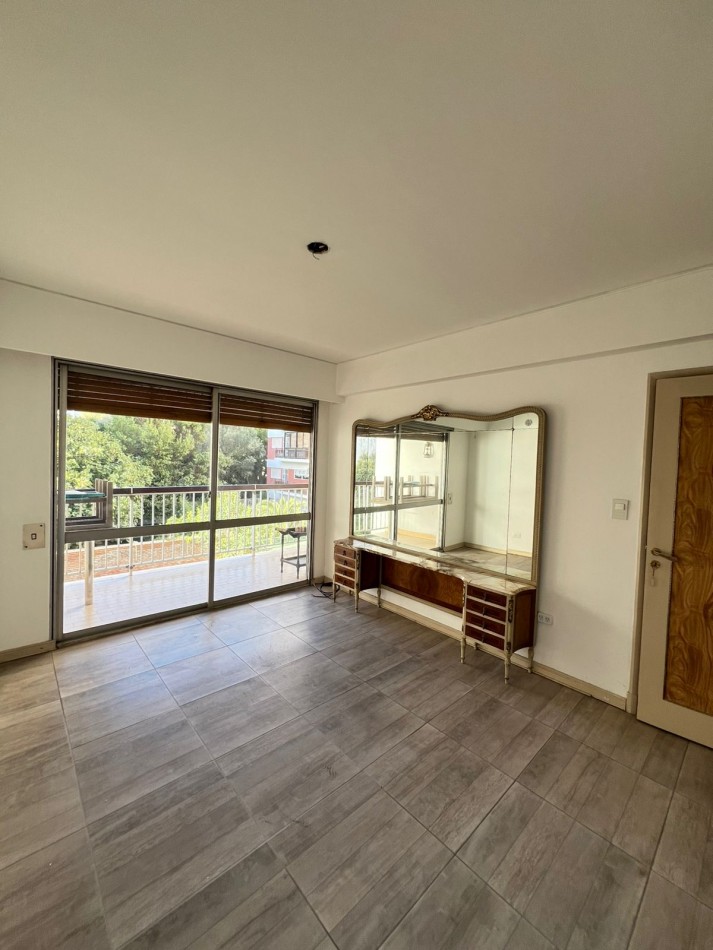 VENTA - SEMIPISO 5 AMBIENTES - DOS COCHERAS - CENTRO