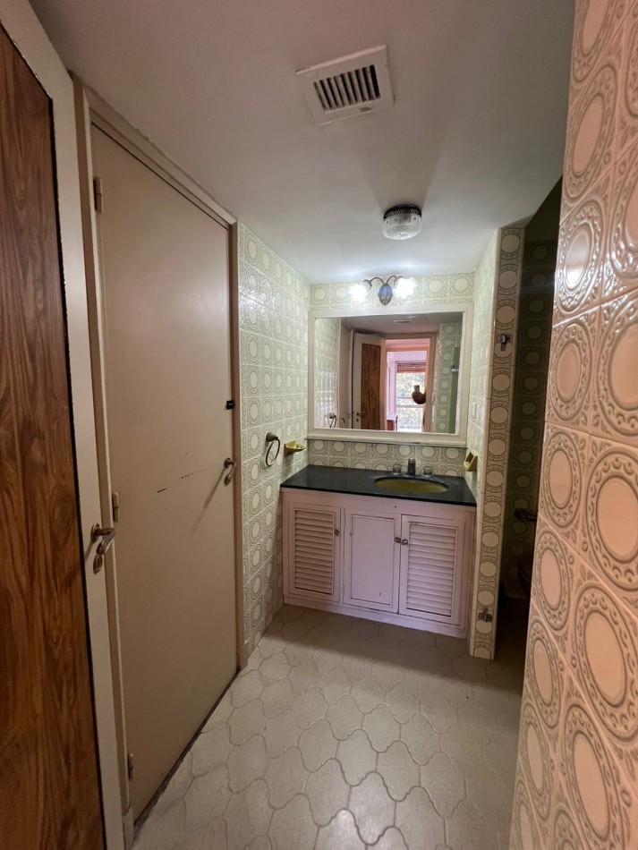 VENTA - SEMIPISO 5 AMBIENTES - DOS COCHERAS - CENTRO