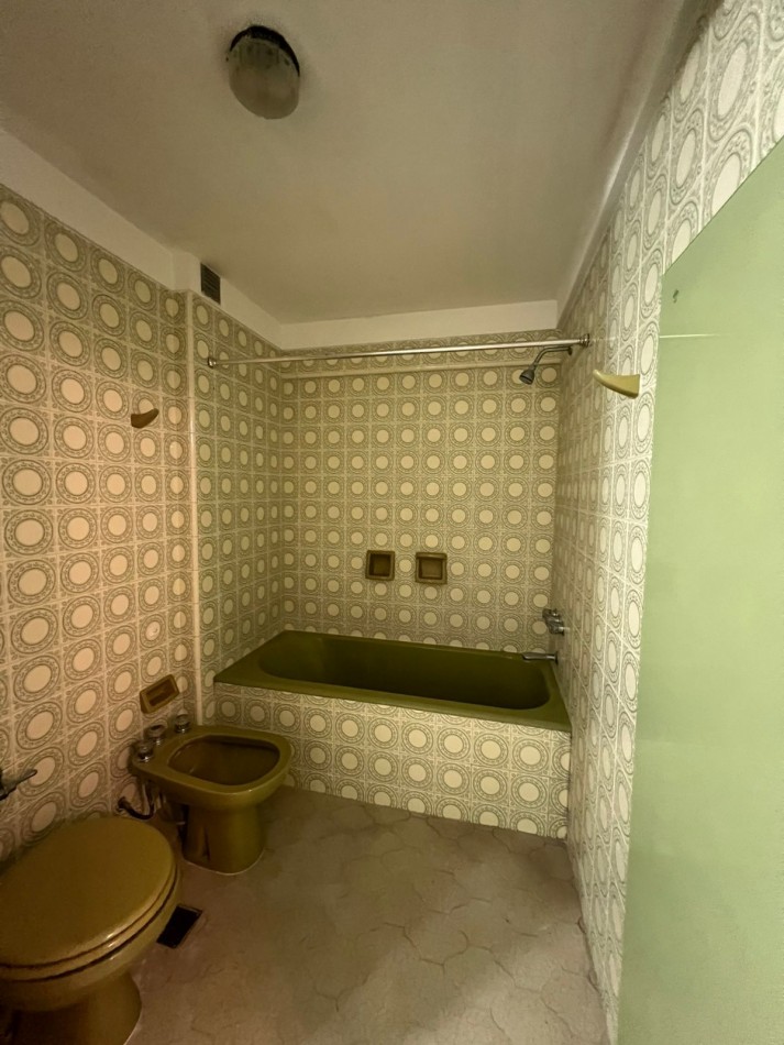 VENTA - SEMIPISO 5 AMBIENTES - DOS COCHERAS - CENTRO