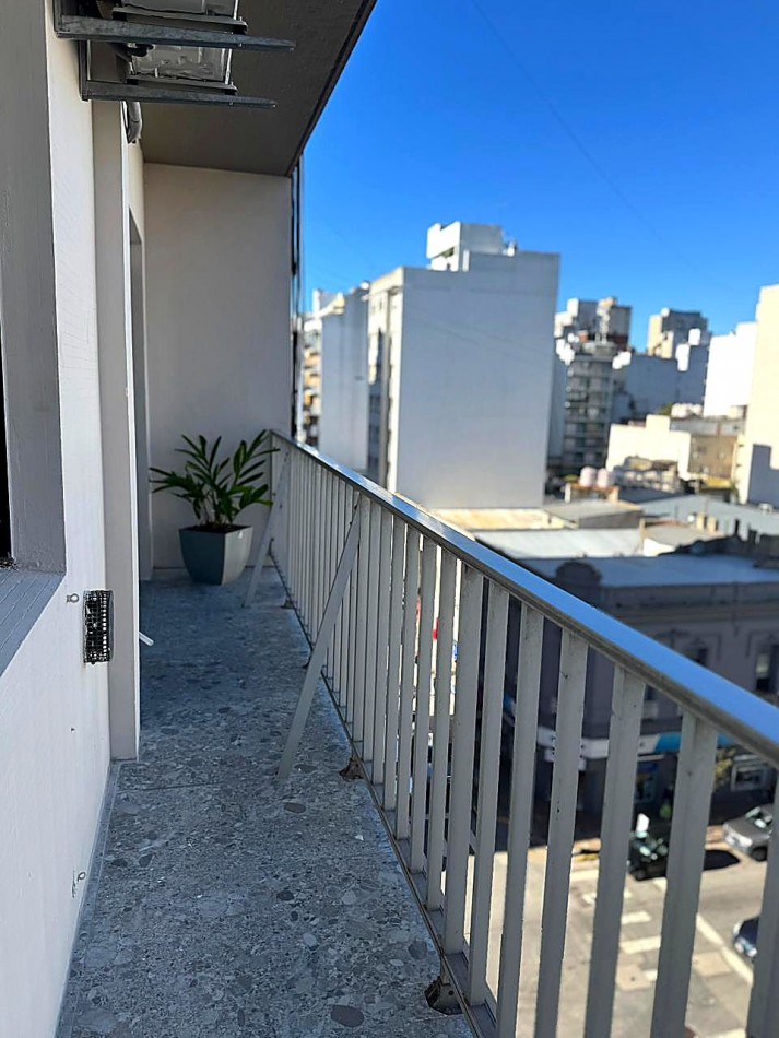 VENTA - DEPTO TRES AMBIENTES - FRENTE - BALCON