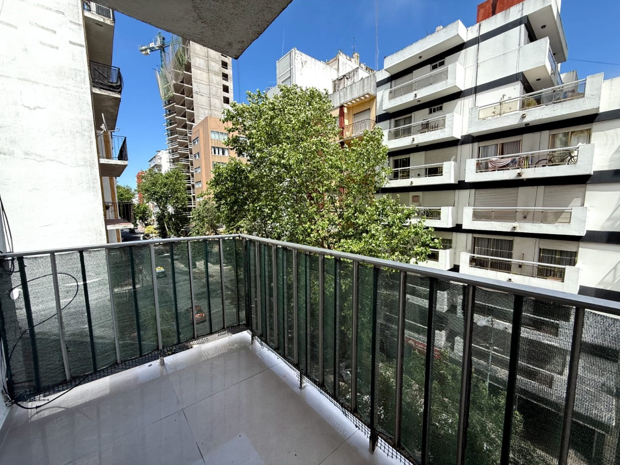 EN VENTA DEPARTAMENTO DE 3 AMBIENTES A LA CALLE CON BALCON