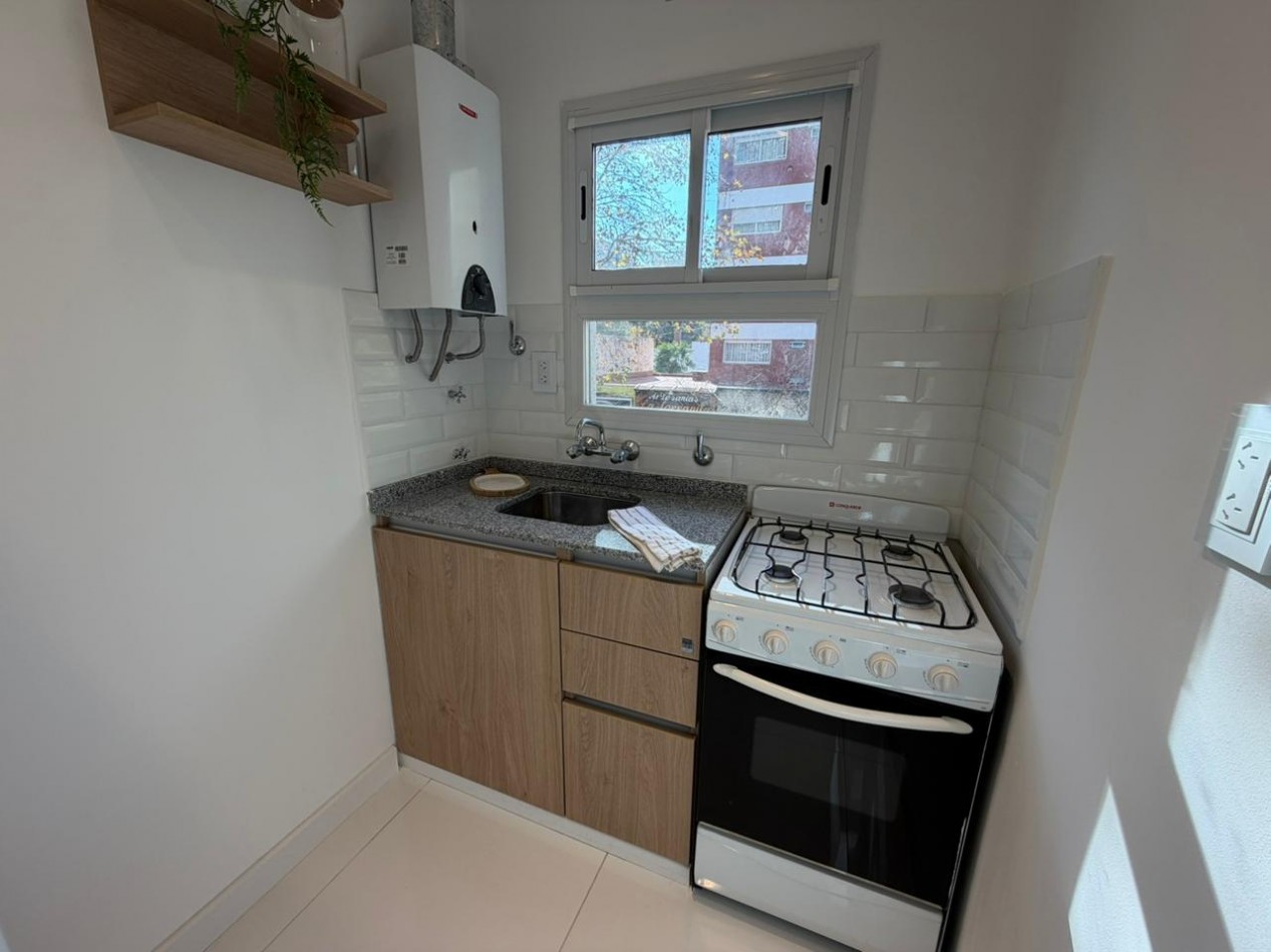 VENTA - DEPTO DOS AMBIENTES - FRENTE - BALCON - CENTRO