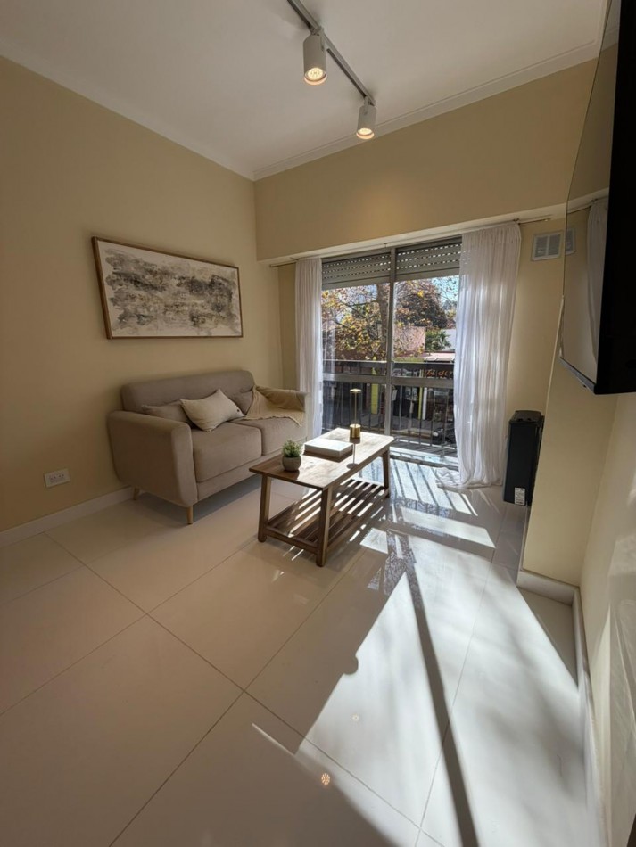 VENTA - DEPTO DOS AMBIENTES - FRENTE - BALCON - CENTRO