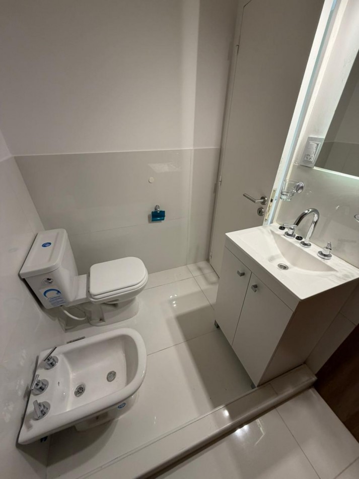 VENTA - DEPTO DOS AMBIENTES - FRENTE - BALCON - CENTRO