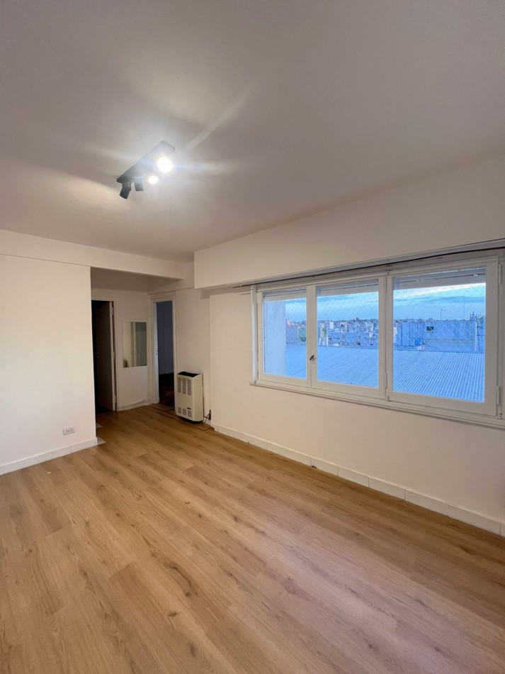 VENTA - DEPTO TRES AMBIENTES EN SEMIPISO - CONTRAFRENTE ABIERTO