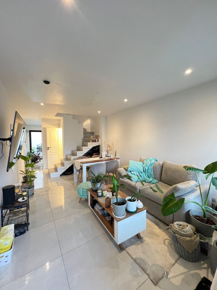 EN VENTA DUPLEX 3 AMBIENTES CON PATIO Y COCHERA