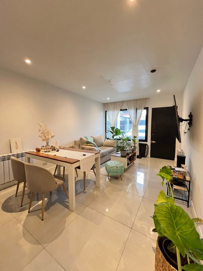 EN VENTA DUPLEX 3 AMBIENTES CON PATIO Y COCHERA