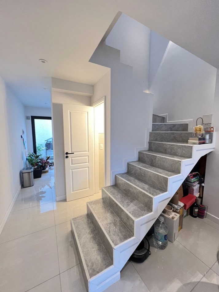 EN VENTA DUPLEX 3 AMBIENTES CON PATIO Y COCHERA