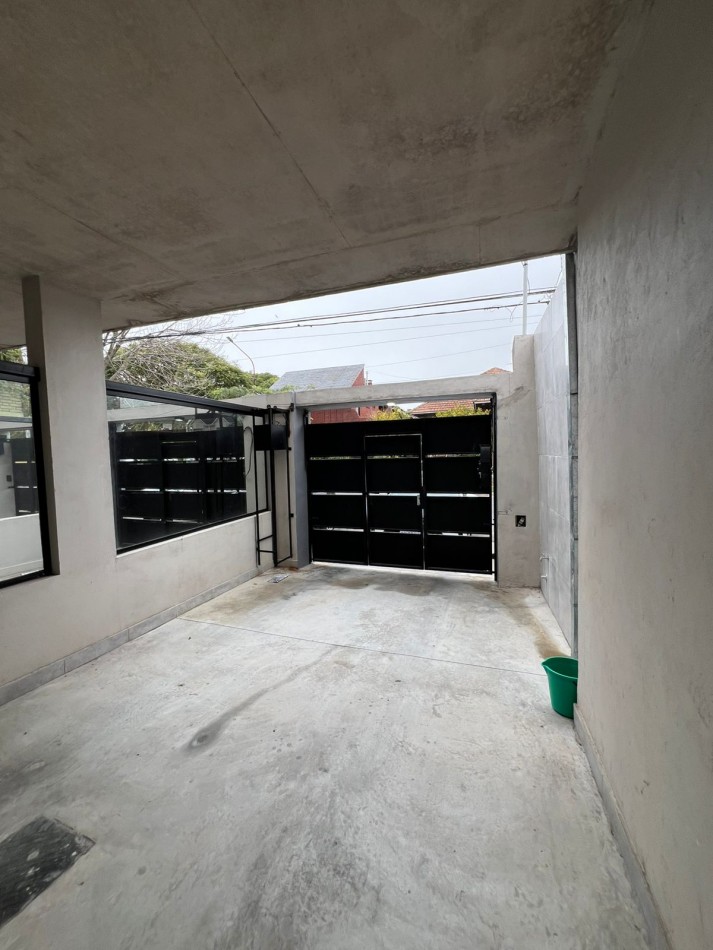 EN VENTA DUPLEX 3 AMBIENTES CON PATIO Y COCHERA