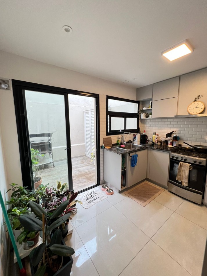 EN VENTA DUPLEX 3 AMBIENTES CON PATIO Y COCHERA