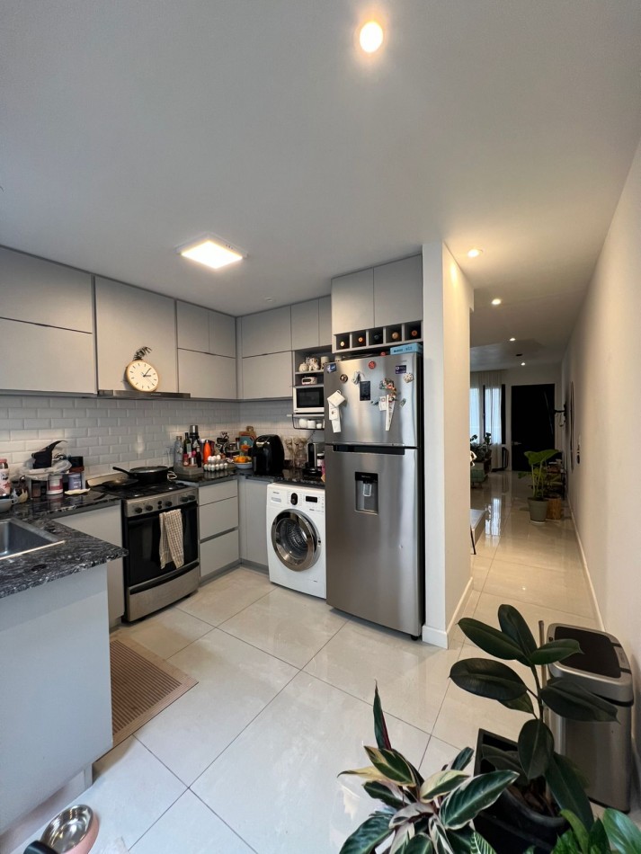 EN VENTA DUPLEX 3 AMBIENTES CON PATIO Y COCHERA