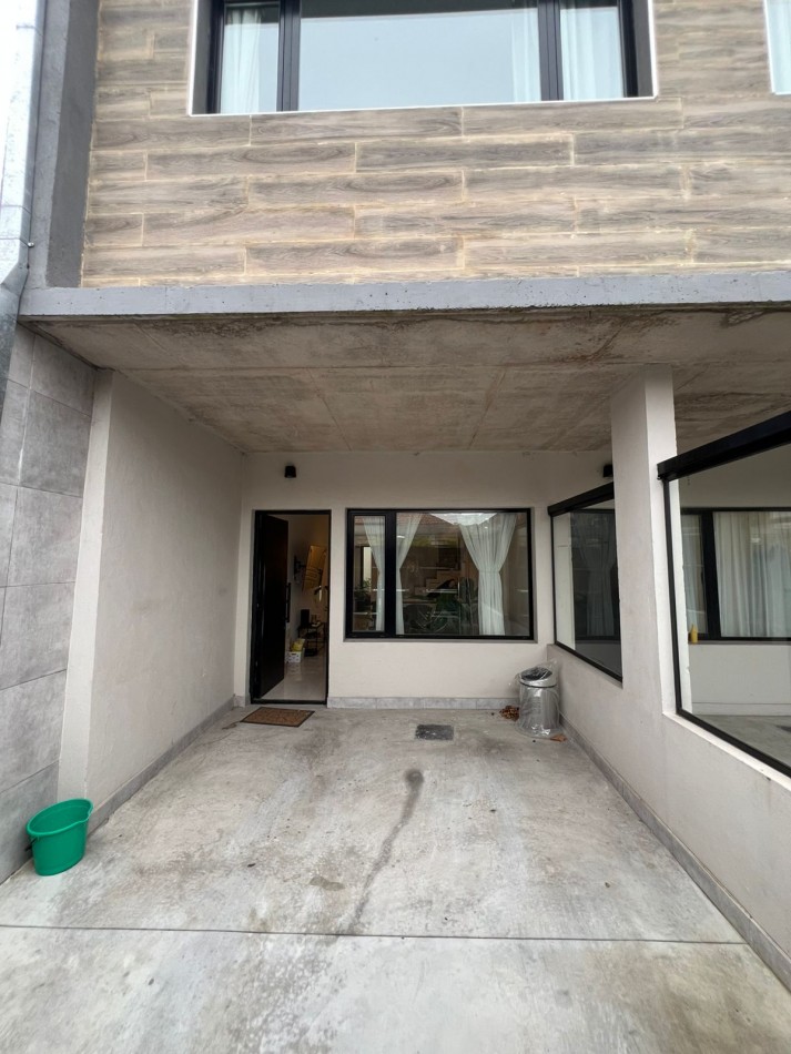 EN VENTA DUPLEX 3 AMBIENTES CON PATIO Y COCHERA
