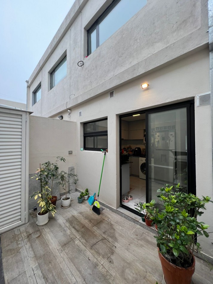 EN VENTA DUPLEX 3 AMBIENTES CON PATIO Y COCHERA