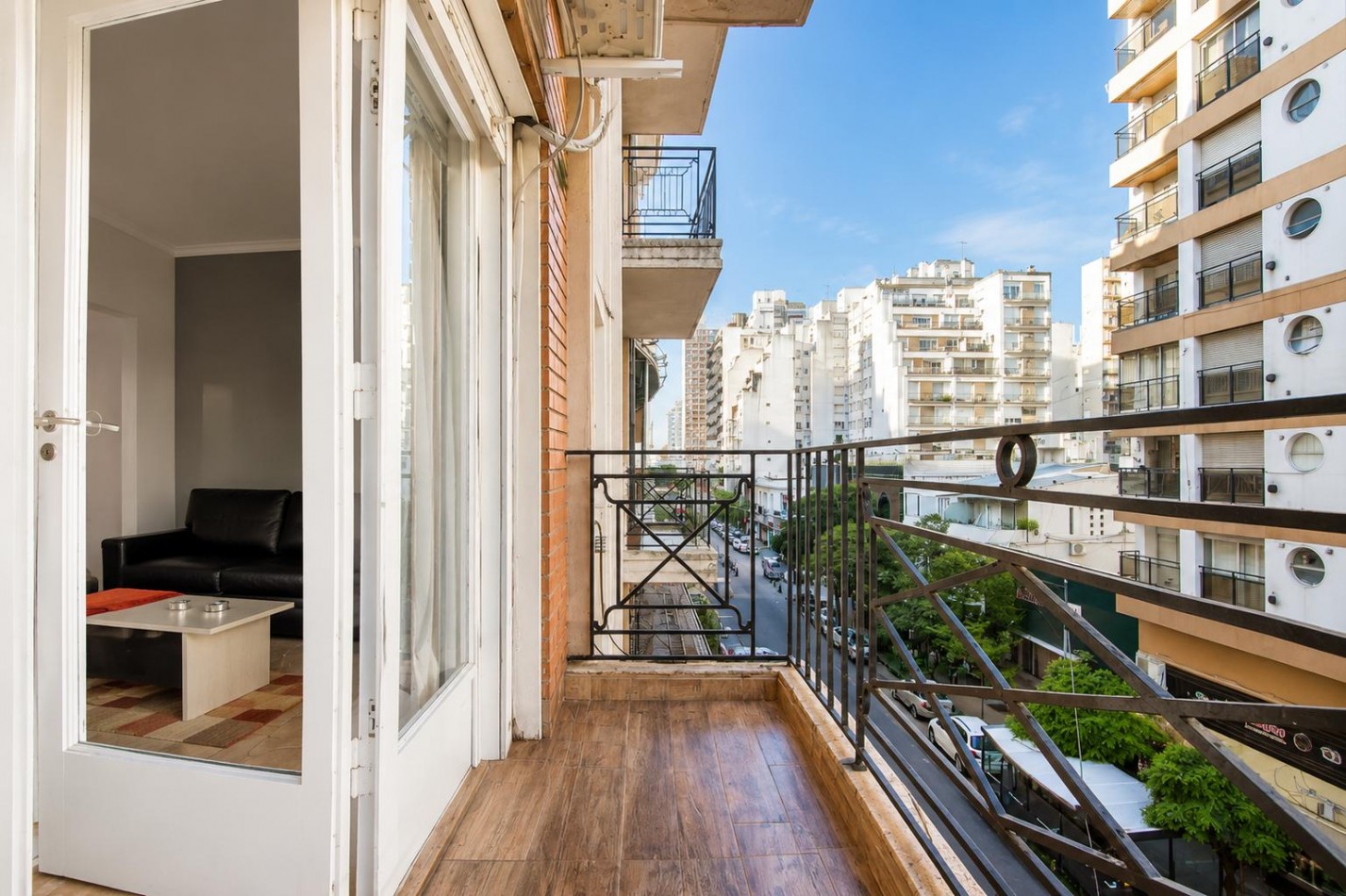 VENTA DEPTO 3 AMBIENTES CON DEPENDENCIA A LA CALLE.