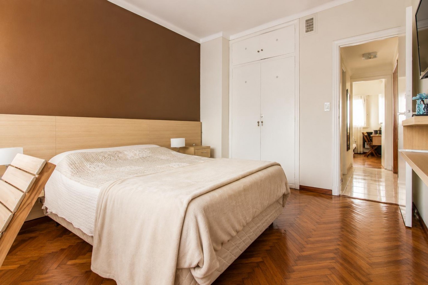 VENTA DEPTO 3 AMBIENTES CON DEPENDENCIA A LA CALLE.