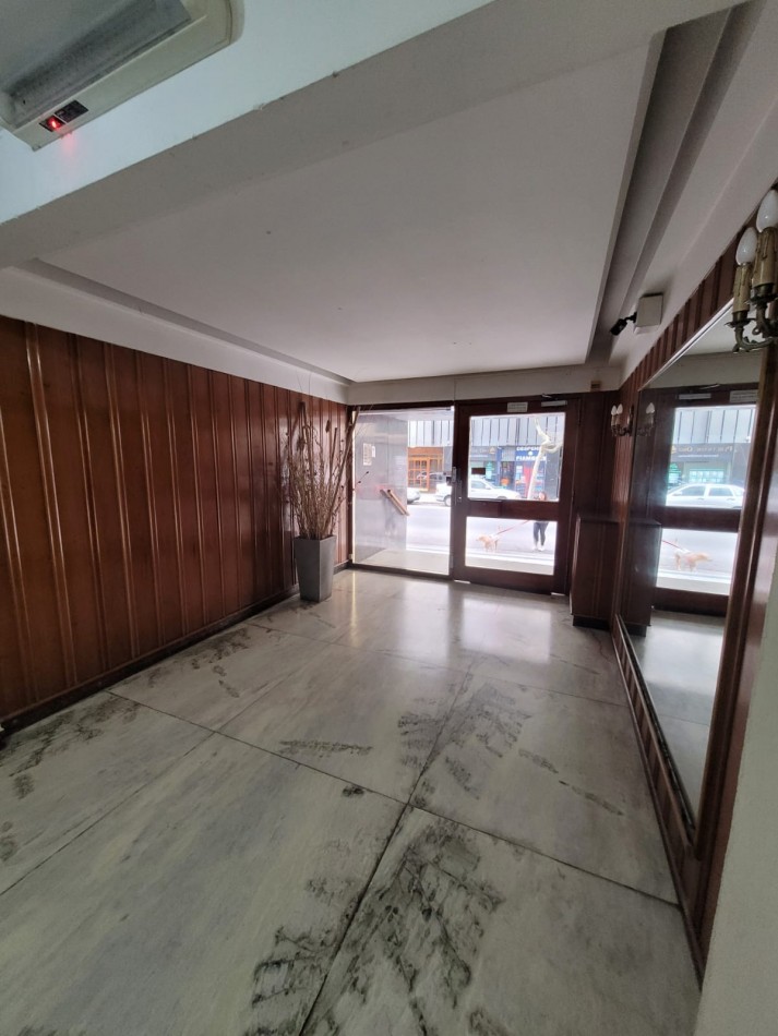 VENTA - DEPTO DOS AMBIENTES - FRENTE - BALCON - PLAZA COLON