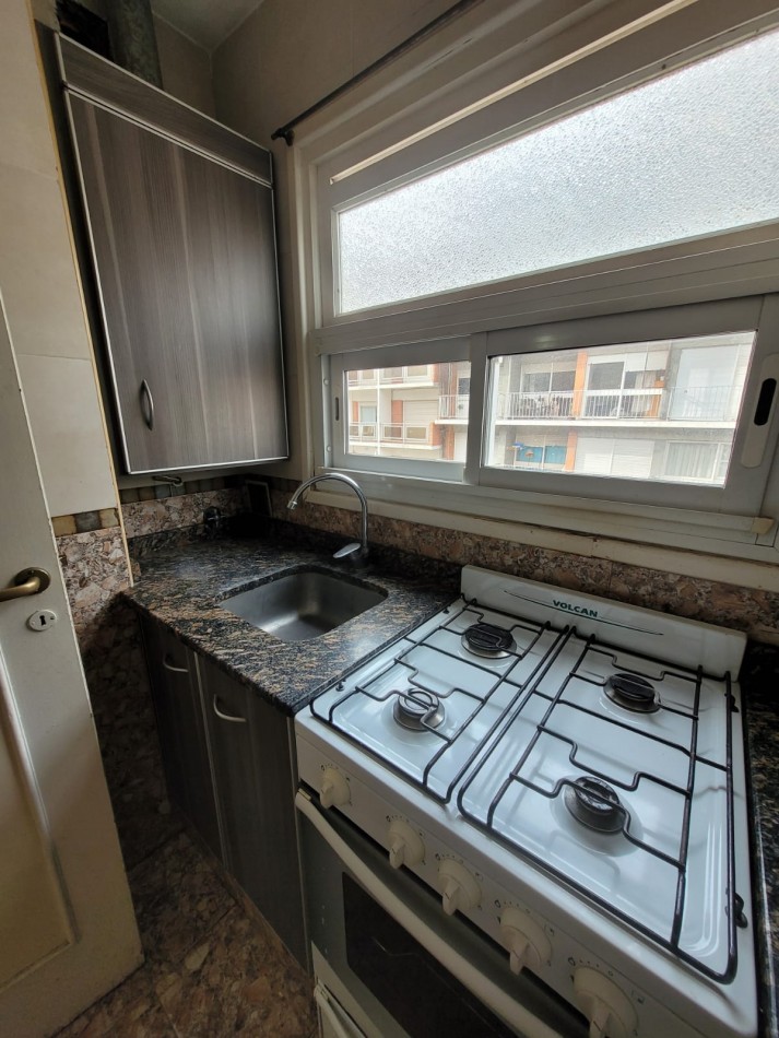 VENTA - DEPTO DOS AMBIENTES - FRENTE - BALCON - PLAZA COLON