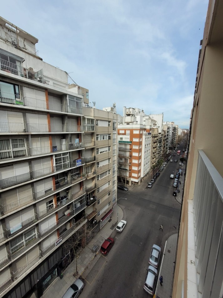 VENTA - DEPTO DOS AMBIENTES - FRENTE - BALCON - PLAZA COLON