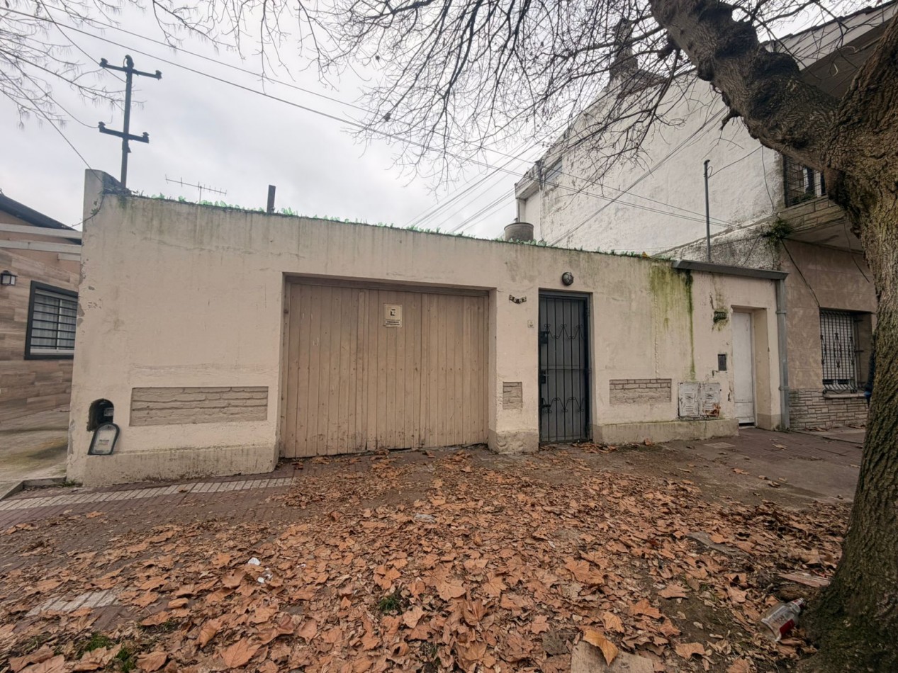 VENTA - CASA DOS AMBIENTES + DEPTO