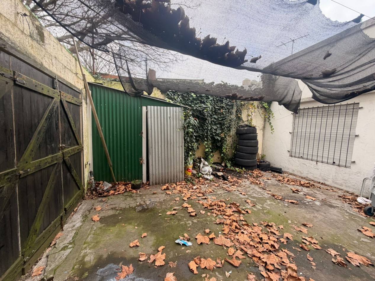 VENTA - CASA DOS AMBIENTES + DEPTO