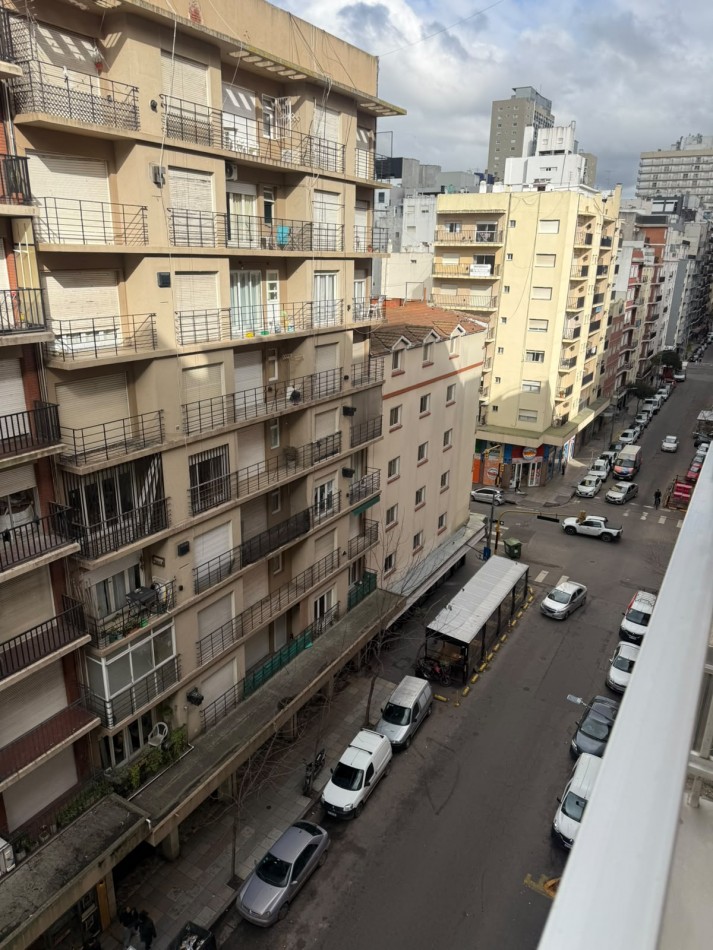VENTA - DEPTO TRES AMBIENTES - FRENTE - COCHERA