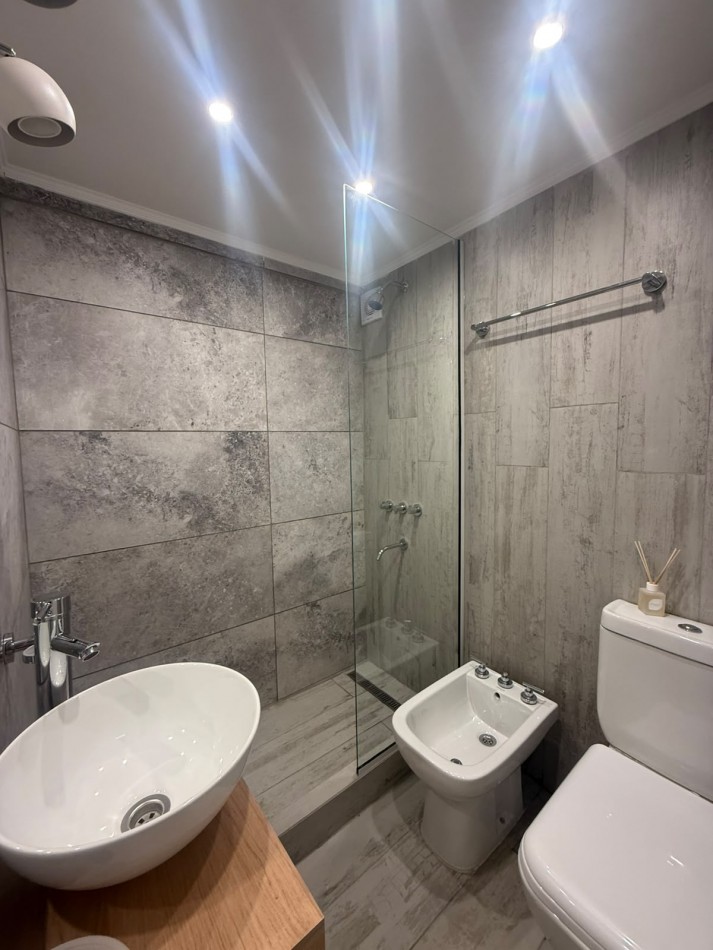 VENTA - DEPTO TRES AMBIENTES - FRENTE - COCHERA