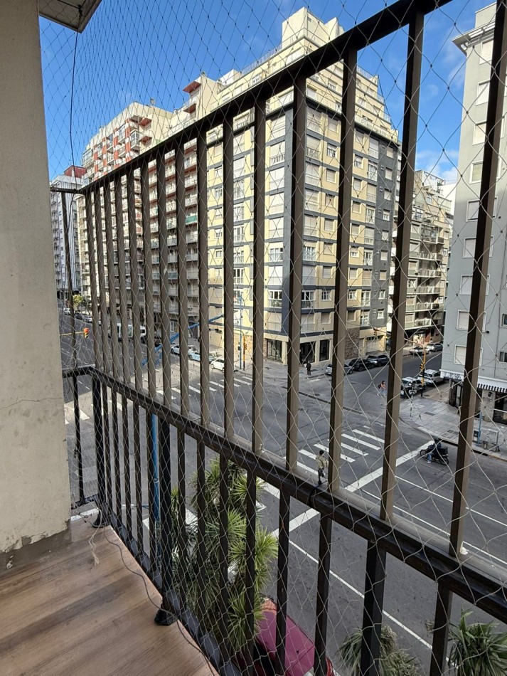 VENTA - DEPTO TRES AMBIENTES - BALCON - A UNA CUADRA DEL MAR