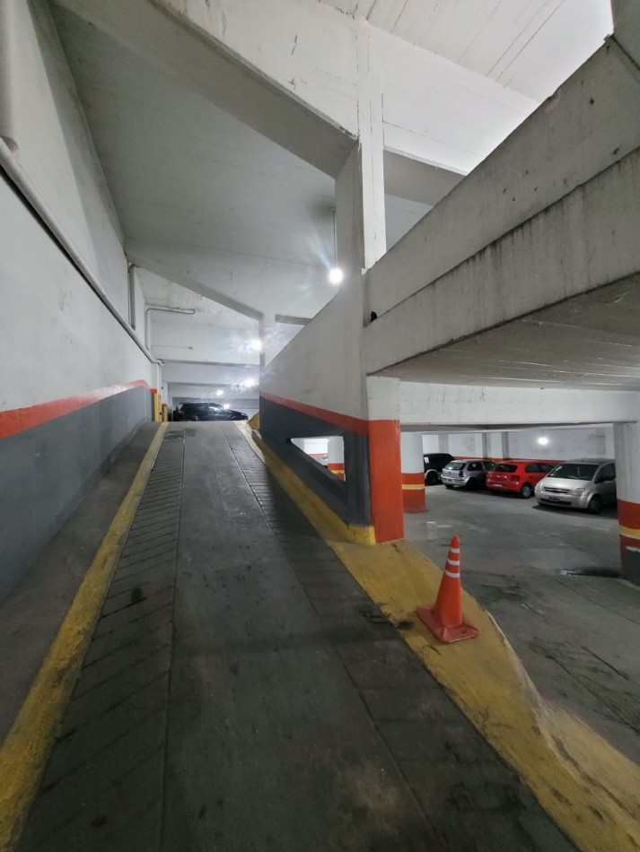 VENTA - DEPTO DOS AMBIENTES - CONTRAFRENTE - ESPACIO DE COCHERA - PLAZA COLON