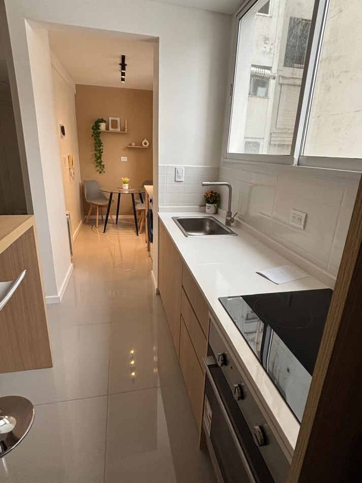 VENTA DEPTO 3 AMBIENTES CON DEPENDENCIA AL FRENTE CON BALCON. RECICLADO A NUEVO.