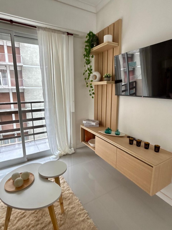 VENTA DEPTO 3 AMBIENTES CON DEPENDENCIA AL FRENTE CON BALCON. RECICLADO A NUEVO.